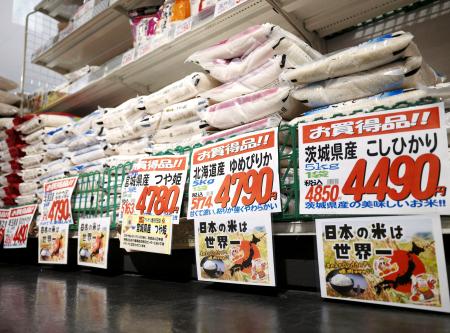 スーパーの店頭に並んだコメ＝２０２５年４月、埼玉県越谷市