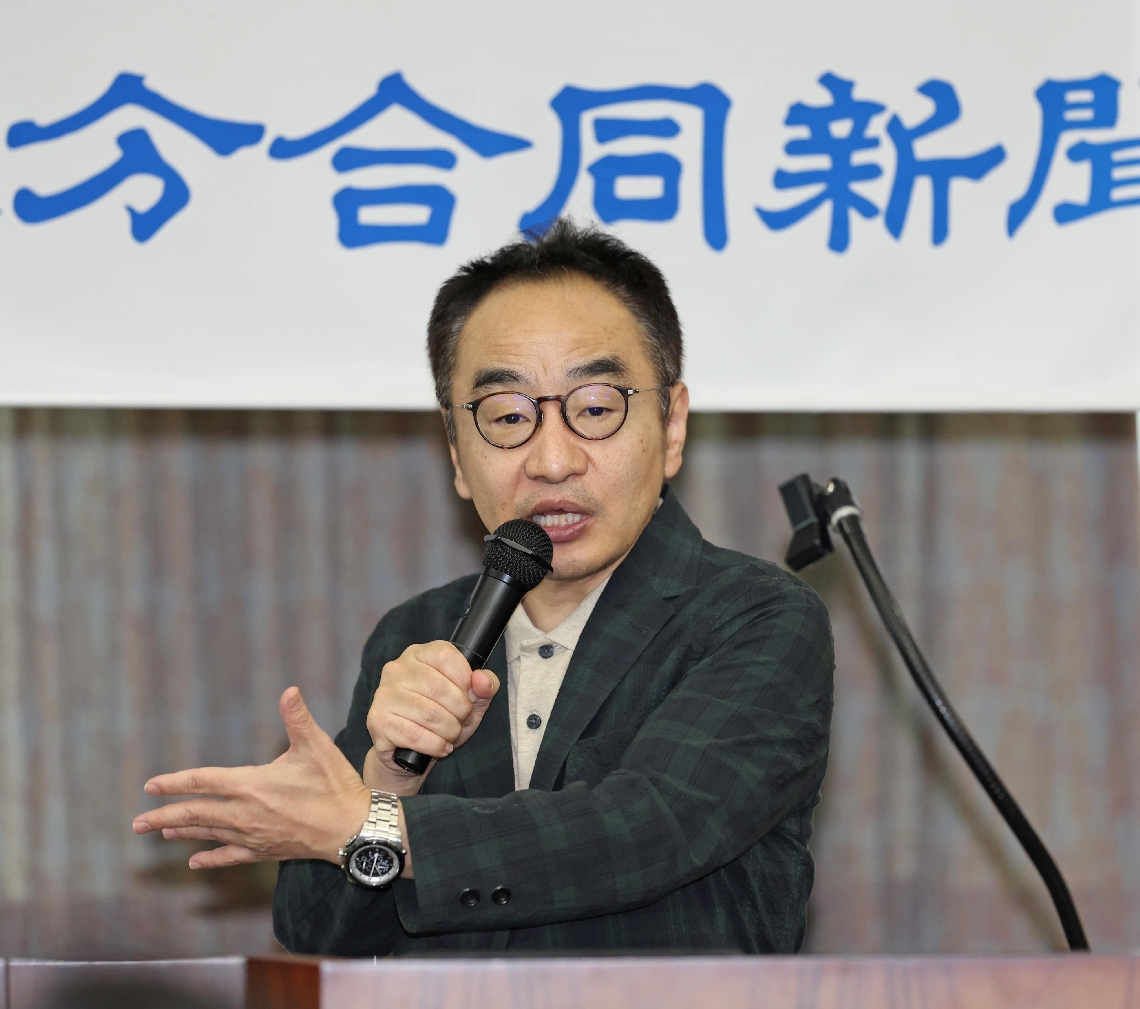講演するプチ鹿島さん＝大分市府内町の大分合同新聞社