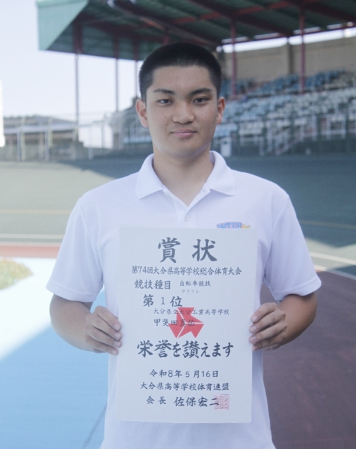 男子ケイリンで優勝した甲斐田