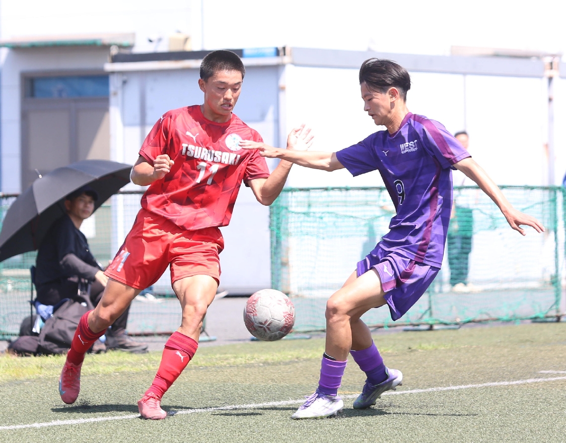 【２回戦・鶴崎―大分西】ボールを奪い合う両チームの選手