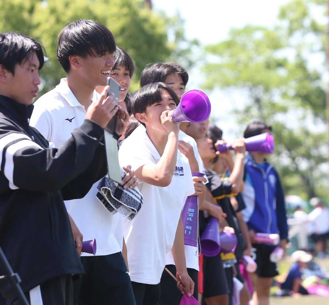 【２回戦・鶴崎―大分西】仲間のプレーに声援を送る高校生たち