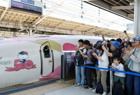 「ハローキティ」をあしらった５００系新幹線のラストランに集まった大勢のファン＝１７日午前、ＪＲ新大阪駅