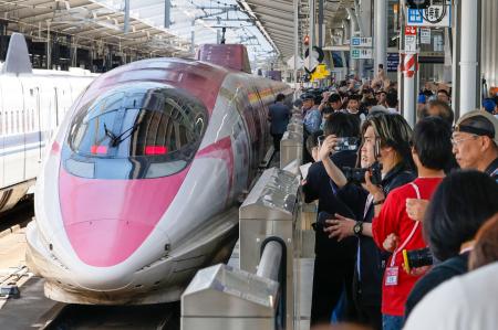 ラストランでＪＲ新大阪駅に入線した、「ハローキティ」をあしらった５００系新幹線＝１７日午前