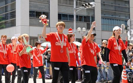 神戸まつりに参加したＩＮＡＣ神戸の選手ら＝１７日午後、神戸市