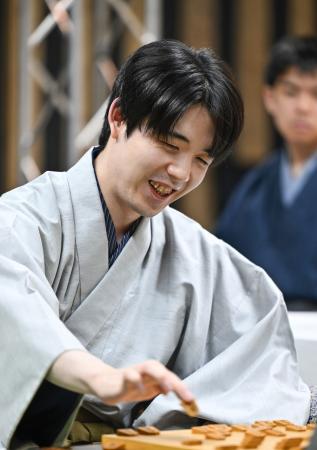 将棋の第８４期名人戦７番勝負第４局で糸谷哲郎九段を破り、４連覇を果たした藤井聡太名人＝１７日午後、大阪府高槻市