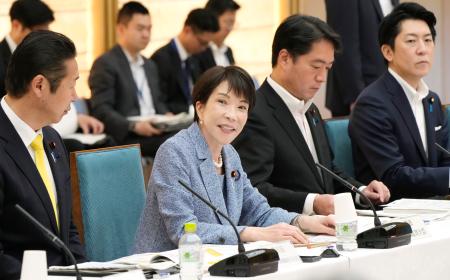 地域未来戦略に関する関係副大臣等会議で発言する高市首相（左から２人目）＝１８日午前、首相官邸
