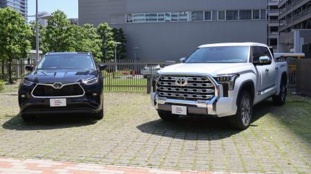 トヨタ自動車が公開した、「逆輸入」した米生産の「タンドラ」（右）と「ハイランダー」＝１８日午後、東京都港区