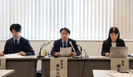 福岡県田川市長の行為の一部をセクハラと認める調査報告書を市に提出し、記者会見する第三者委員会＝１８日午前、福岡市