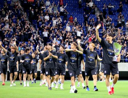 ＡＣＬ２優勝の報告会で、サポーターに手を振る中谷（右端）らＧ大阪の選手たち＝１８日、パナソニックスタジアム吹田