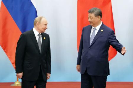 ２０２５年９月、上海協力機構首脳会議で記念撮影を終えた、中国の習近平国家主席（右）とロシアのプーチン大統領＝中国天津市（共同）