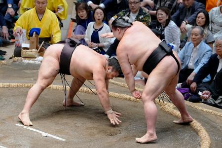 霧島（左）がはたき込みで正代に敗れる＝両国国技館