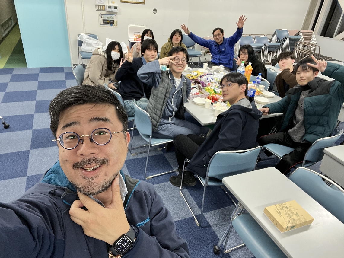 阿蘇の課外プログラムに参加したＺＥＮ大学の学生たち。手前はコーディネーターを務めた太田稔さん