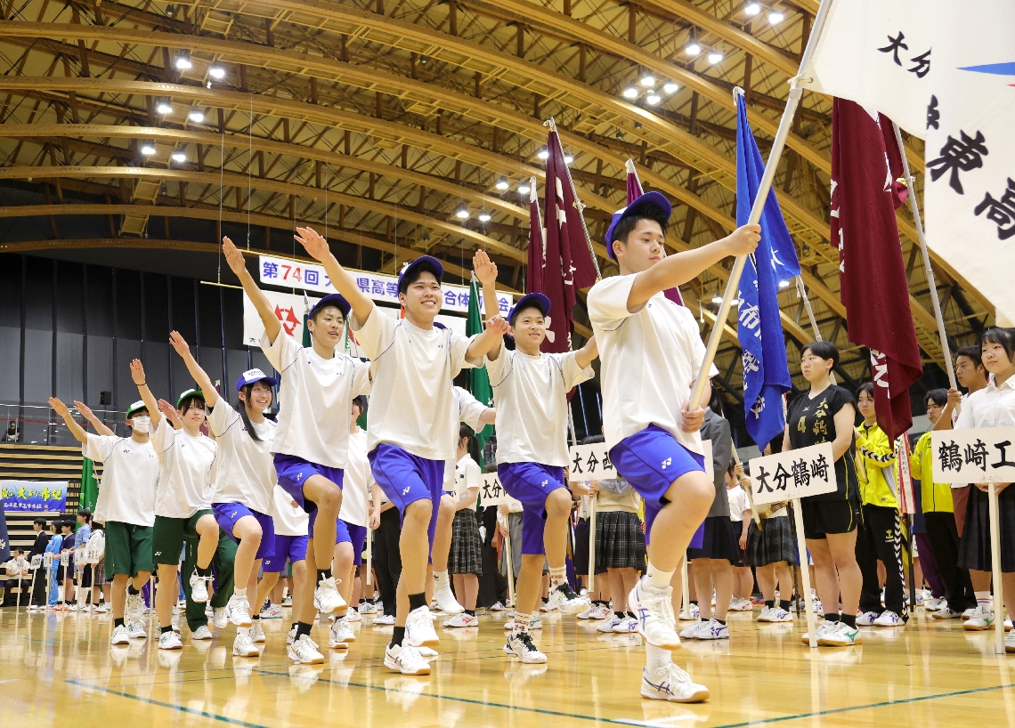 笑顔で入場行進する各校の選手たち