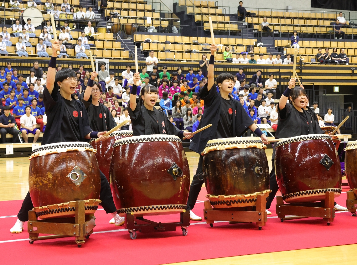 和太鼓の力強い演奏を披露する楊志館邦楽部の生徒たち