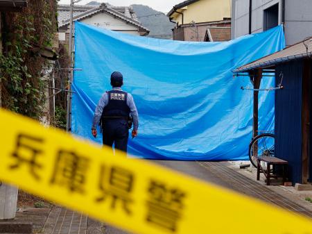 母娘２人の遺体が見つかった現場付近に張られたブルーシート＝２０日午前９時３６分、兵庫県たつの市