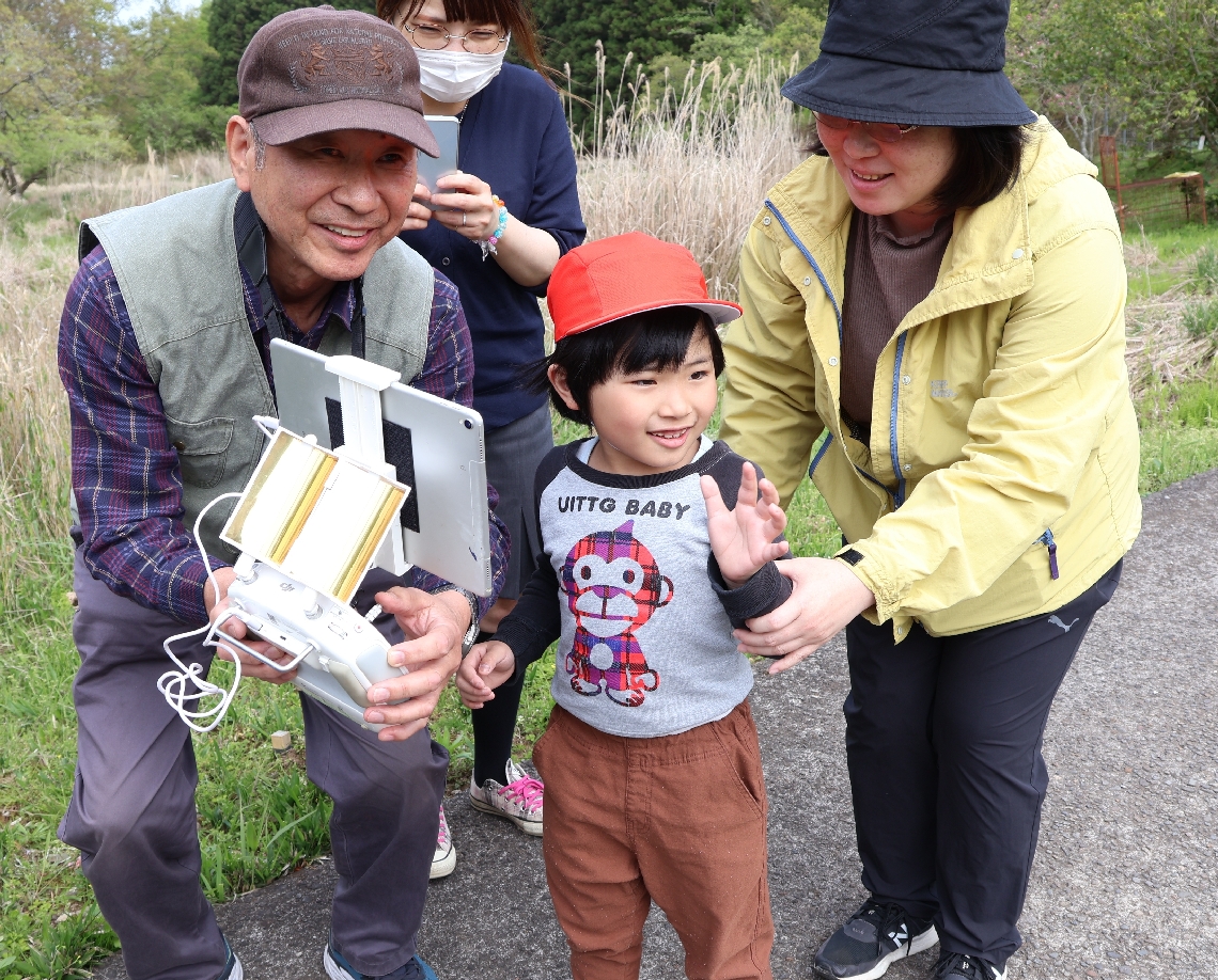 ミツガシワの観察をしている古後小２年の長尾真成さん（中央）