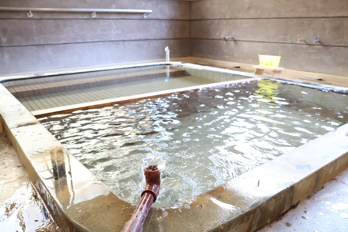 「熱め」（手前）と「ぬるめ」に仕切られた浴槽
