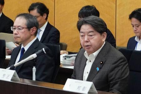 サイバー防御に関する会合であいさつする林総務相（右）＝２１日午後、総務省
