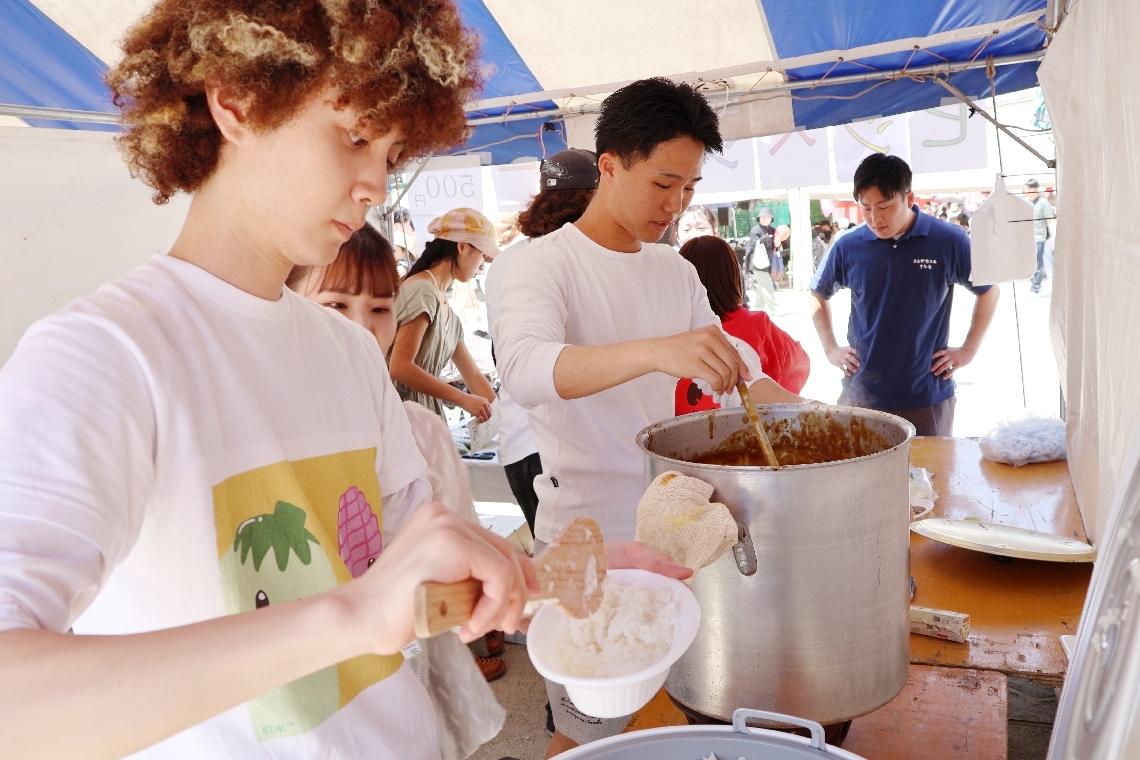 日出町内で取れた野菜をカレーに入れ販売する立命館アジア太平洋大学生