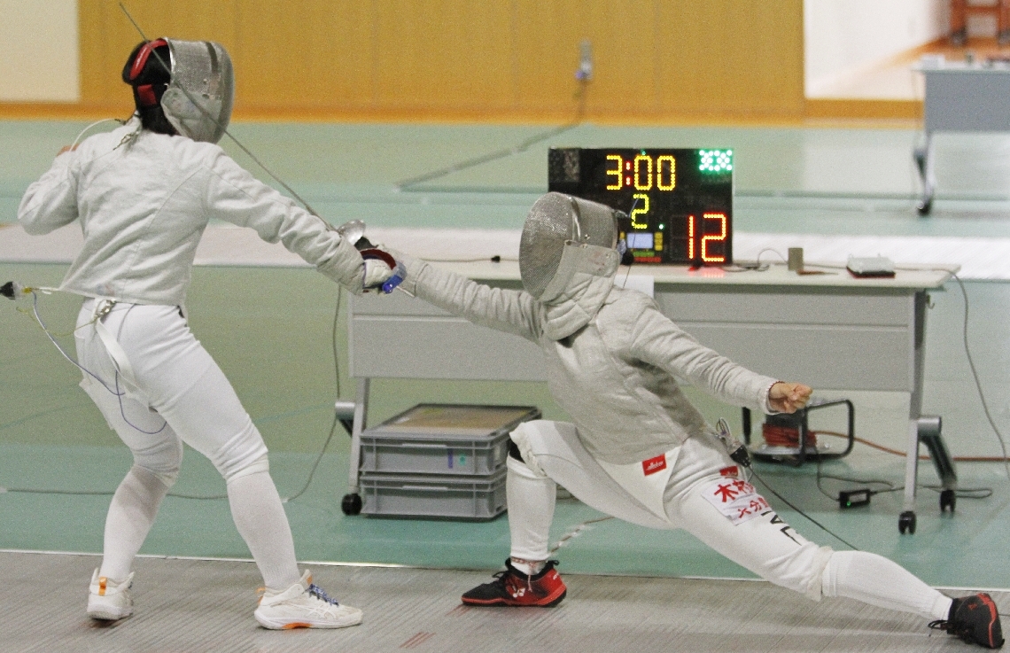 【女子個人サーブル決勝】ポイントを奪う豊府の木村（右）＝クラサス武道スポーツセンター