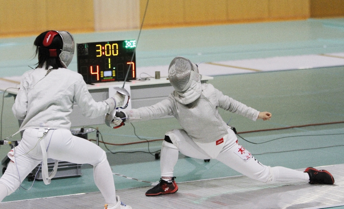 【女子個人サーブル決勝】ポイントを奪う豊府の木村（右）
