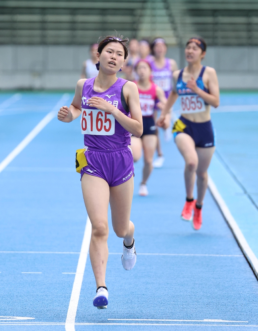 【女子１５００メートル決勝】１位でフィニッシュする東明の福嶋