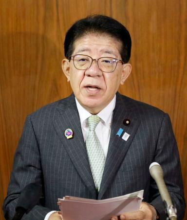 記者会見する金子国交相＝２２日午前、国会