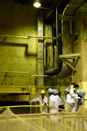 報道陣に公開された敦賀原発１号機の廃炉作業の現場＝２２日午後、福井県敦賀市