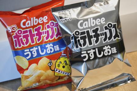 ナフサの不足を受け、白と黒の２色に変更されたカルビー「ポテトチップス」の包装（右）と従来の商品＝１４日、東京都内（ＡＰ＝共同）