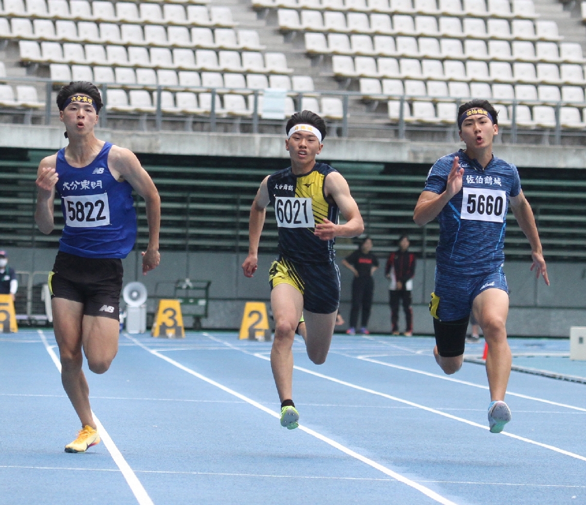 【男子１００メートル決勝】後半加速して優勝した東明の金田（左）