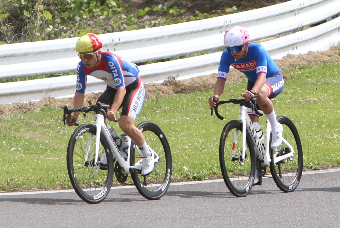 自転車男子ロードレースに臨む高田の洲崎（右）