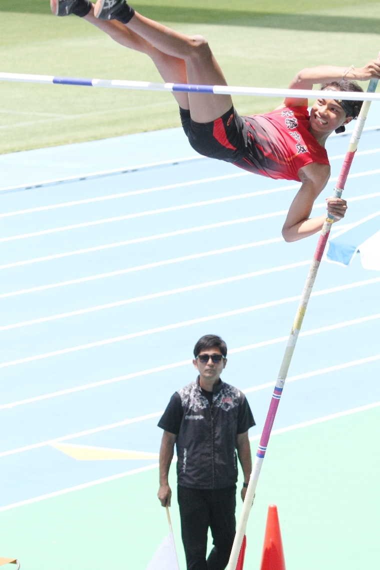 【男子棒高跳び決勝】優勝した杵築の二宮