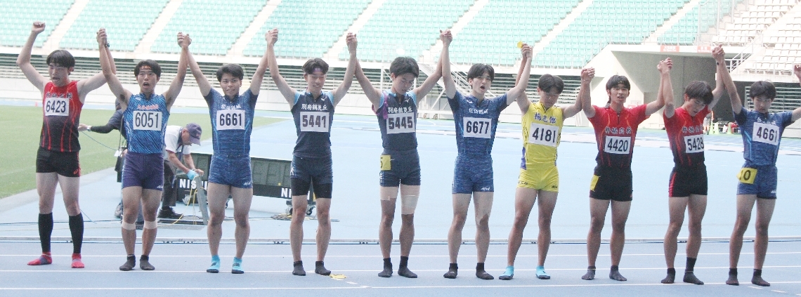 ２日間の戦いを終え、観客席に全員であいさつする男子八種競技の選手たち