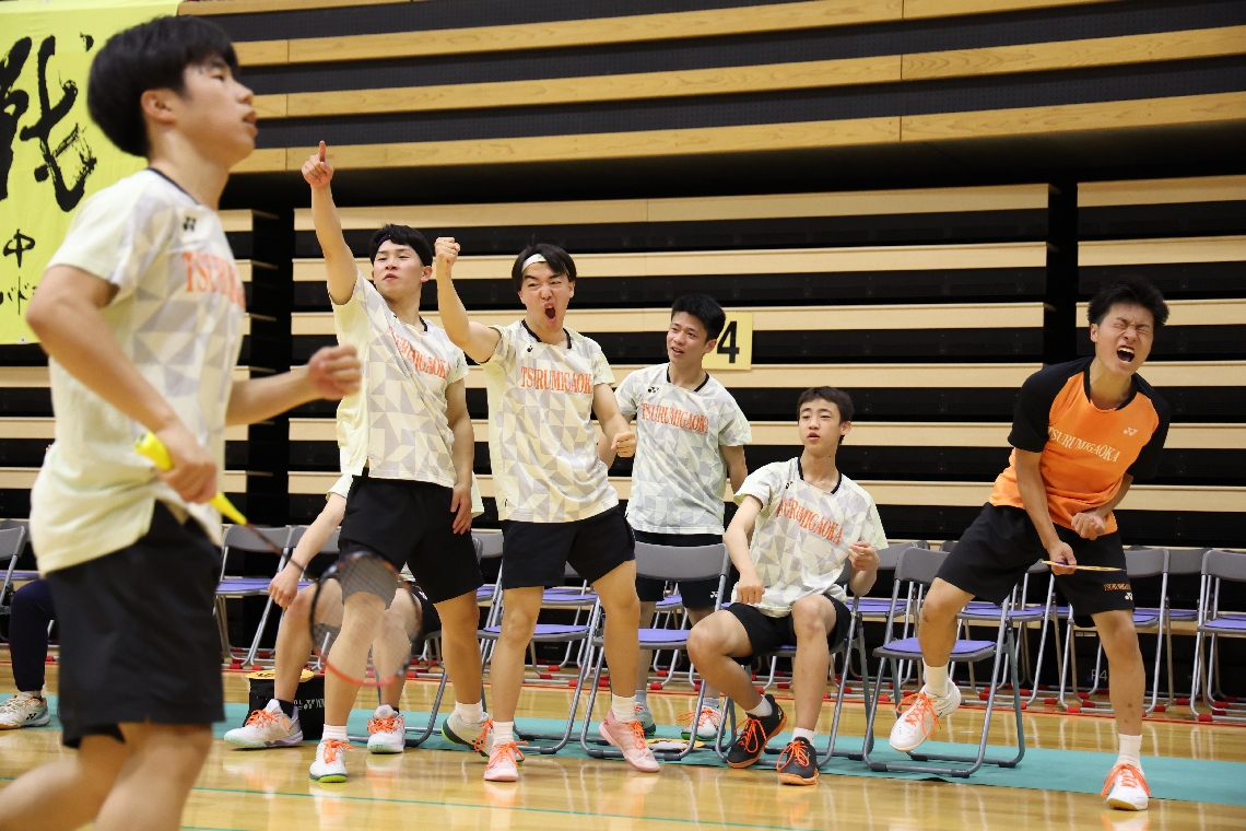 【男子団体決勝・鶴見丘―大分西】第２ダブルスの堀、日出山ペアがポイントを決め喜ぶ鶴見丘の選手たち