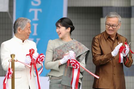 ラオスフェスティバル２０２６の開会式に、ラオス伝統の衣装姿で出席された愛子さま＝２３日午前、東京都渋谷区の代々木公園（代表撮影）