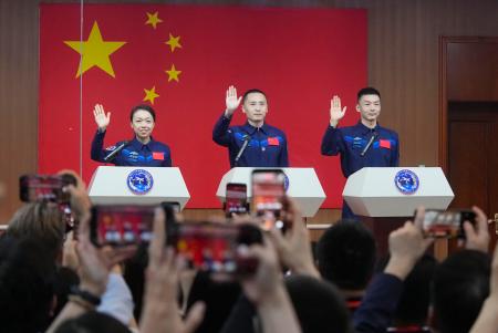 記者会見に臨む中国の有人宇宙船「神舟２３号」の乗組員の（左から）黎家盈氏、朱楊柱氏、張志遠氏＝２３日、中国・酒泉衛星発射センター（共同）