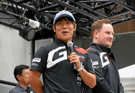 イベントに参加した勝田貴元（左）＝２３日、名古屋市