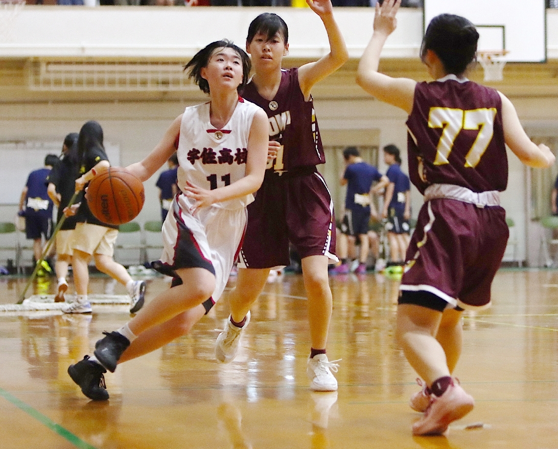 【女子１回戦・宇佐―東明】シュートに向かう宇佐の中村（左）