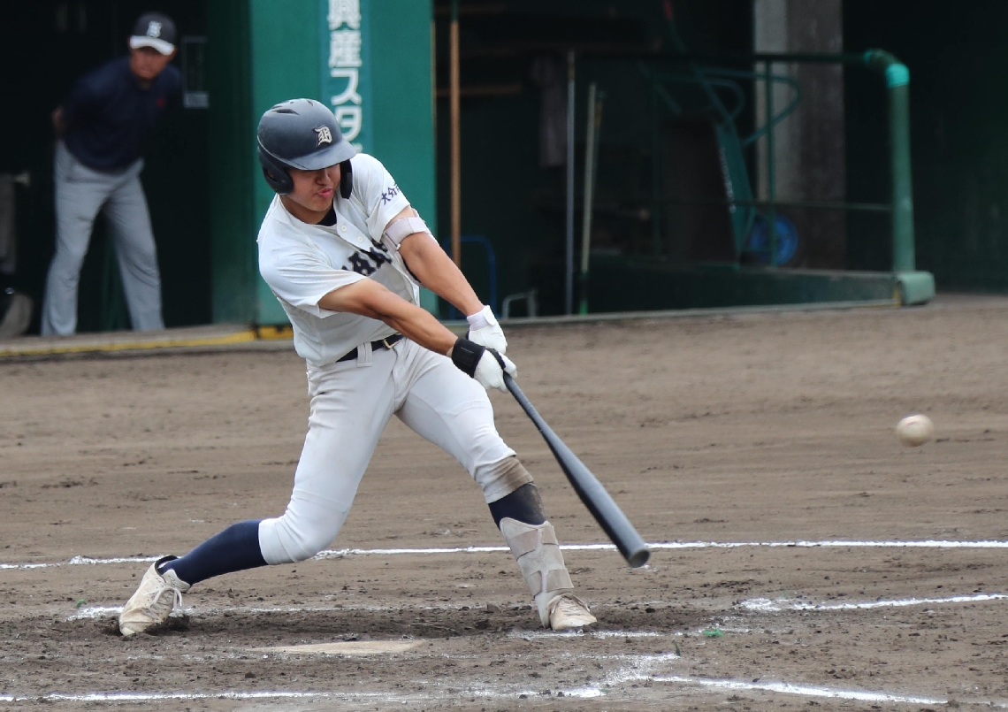 【決勝・大分商－楊志館】７回表大分商１死満塁、木村が右中間に２点適時二塁打を放つ