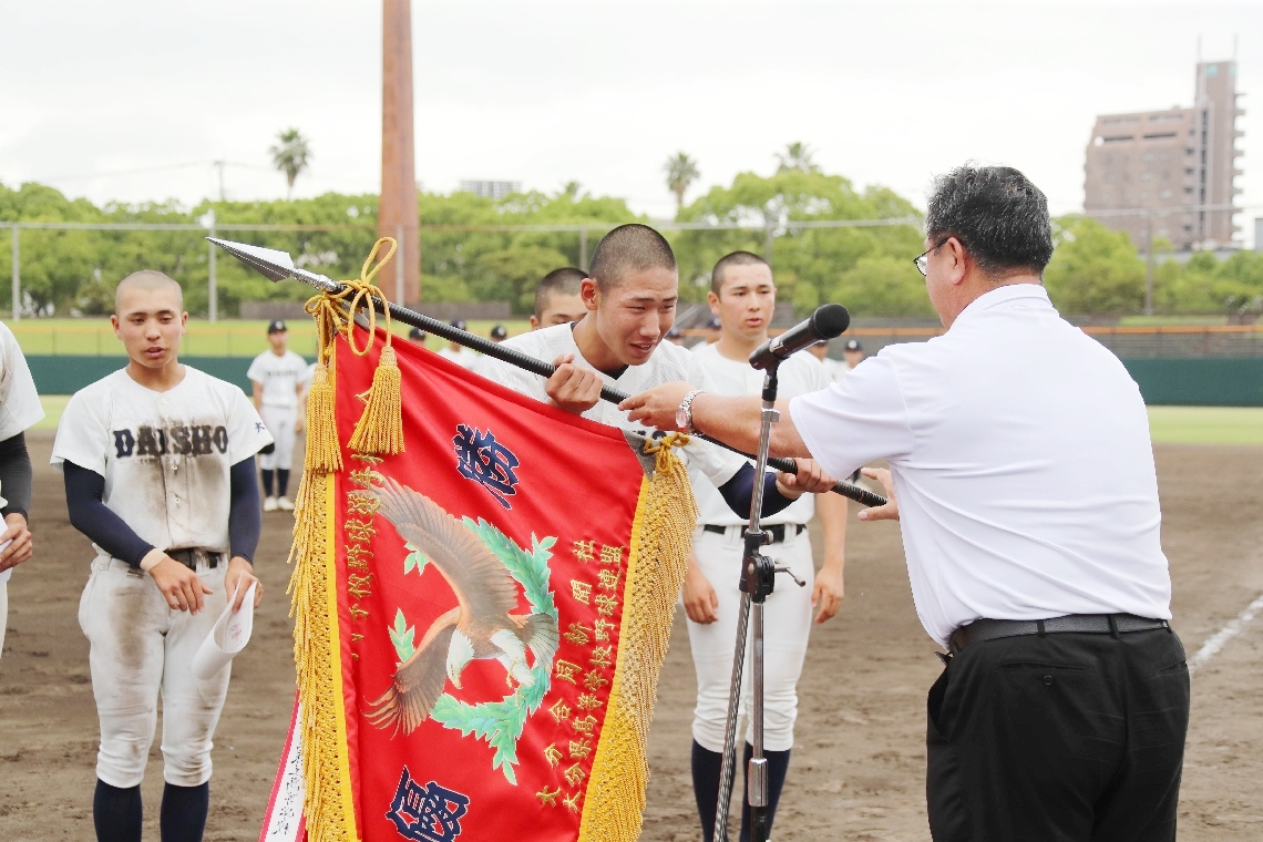 優勝旗を受け取る大分商・平田主将