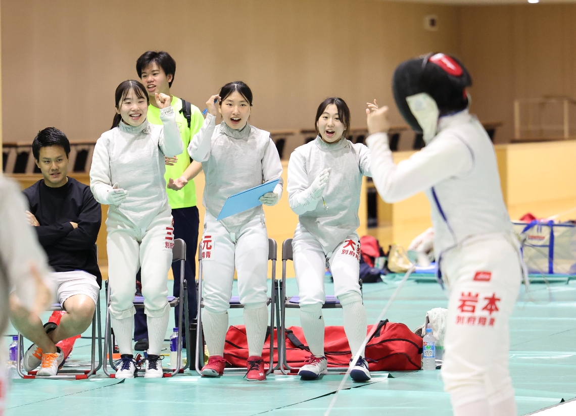 【フェンシング女子団体フルーレ・翔青―豊府】チームメートのポイントに喜ぶ翔青の選手ら。ライバルに競り勝って３年ぶりに頂点に立ち、全国切符をつかんだ＝２４日、クラサス武道スポーツセンター