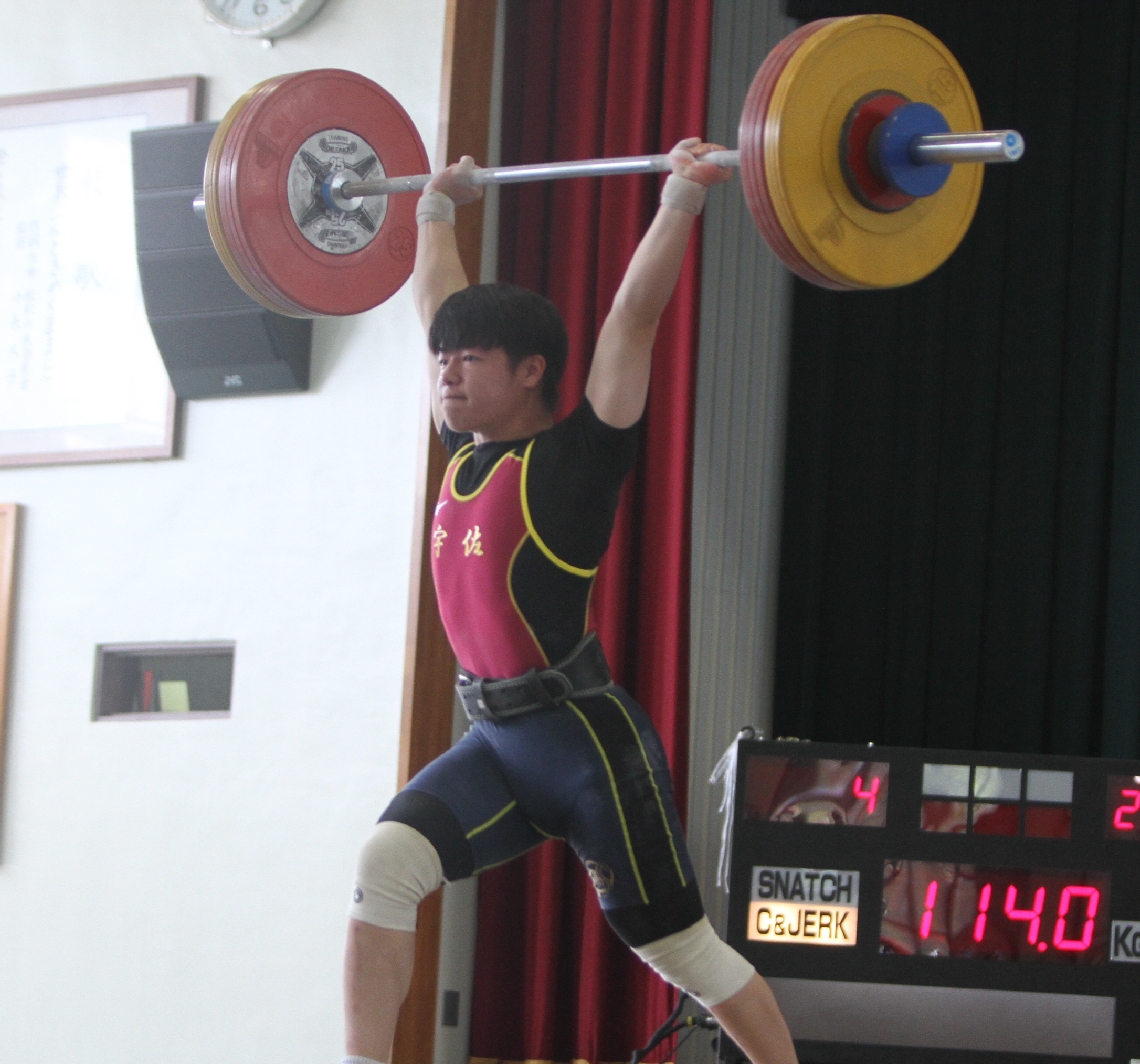 【重量挙げ男子７１キロ級】ジャークで１１４キロを挙げる宇佐の田中