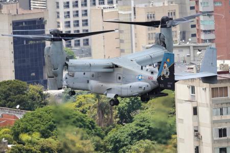 避難訓練でベネズエラの首都カラカスの上空を飛行する米軍のオスプレイ＝２３日（ゲッティ＝共同）