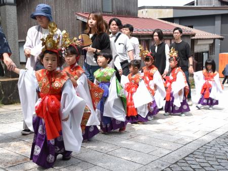 大山寺の御輿行幸の参加者＝２４日午前、鳥取県大山町