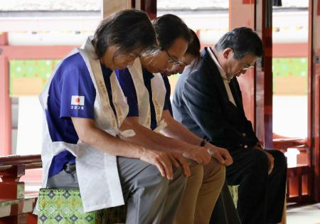 サッカー日本代表の必勝を祈願する元代表監督の岡田武史氏（手前から２人目）ら＝２４日午後、福岡県太宰府市の太宰府天満宮