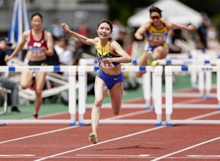 女子１００メートル障害にオープン参加した中島ひとみ（中央）＝たけびしスタジアム京都