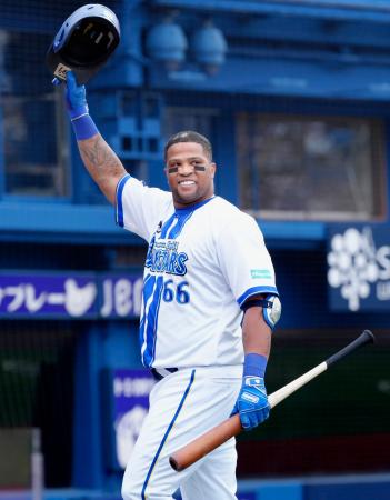 ヤクルト戦の７回、現役最後の打席を終え、スタンドのファンにあいさつするＤｅＮＡのビシエド＝２４日、横浜スタジアム