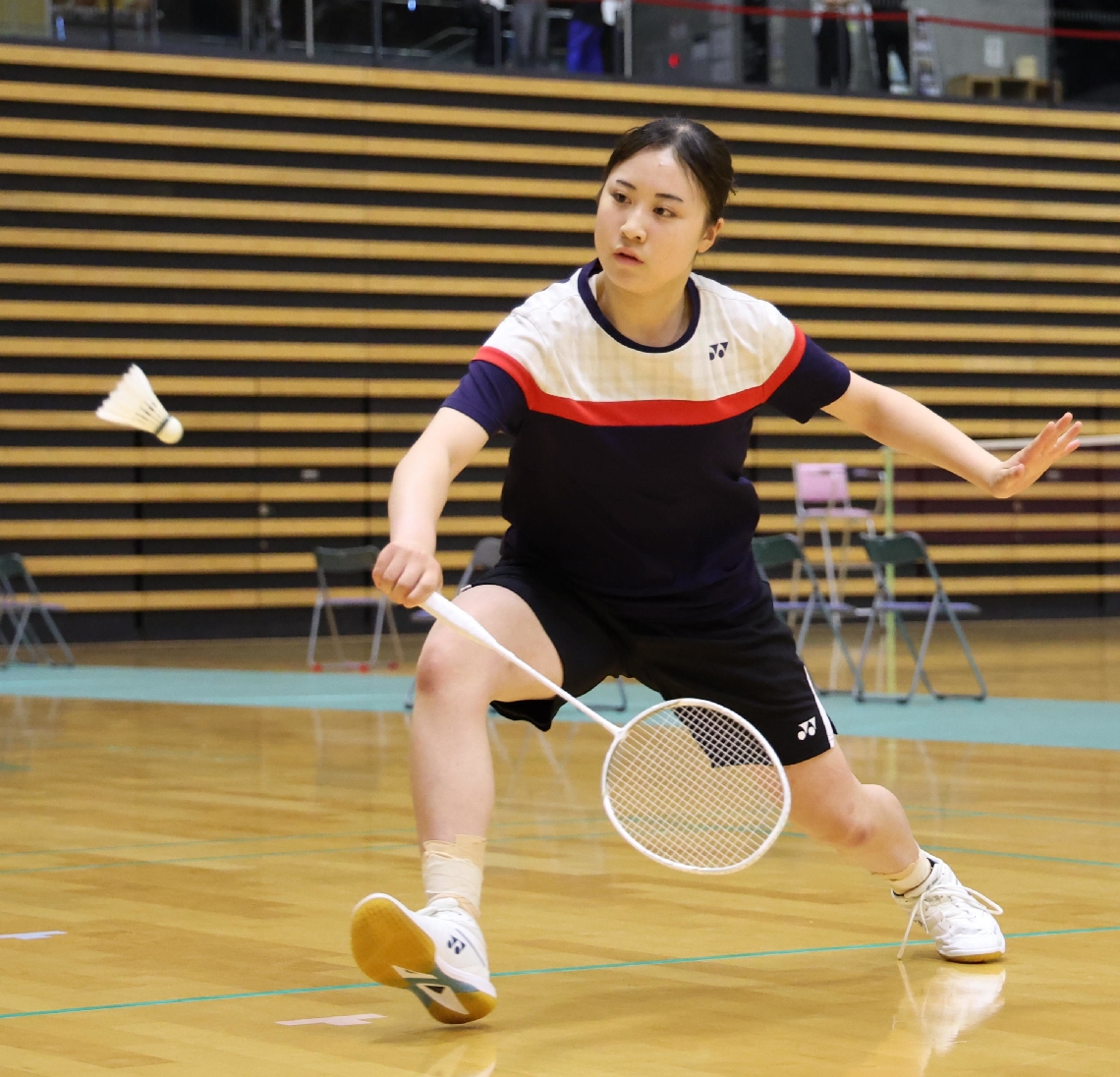【女子シングルス・準決勝】シャトルを返す大分西の漆間
