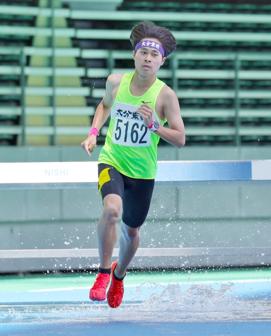 【男子３０００㍍障害決勝】優勝した東明の首藤＝クラサスドーム大分