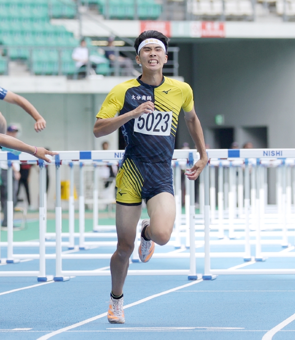 【男子１１０㍍障害決勝】トップでフィニッシュする舞鶴の須藤＝クラサスドーム大分